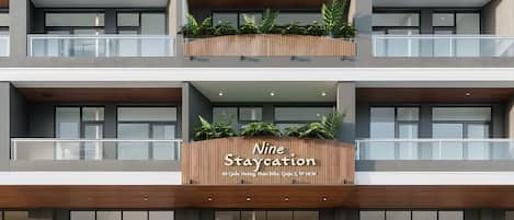 Vista frontal de la propiedad