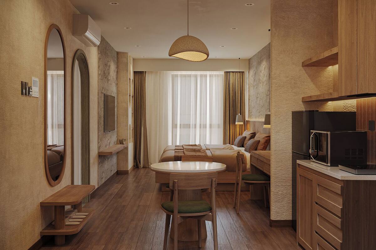 Een moderne hotelkamer met een eethoek, een bank, een televisie en een magnetron.