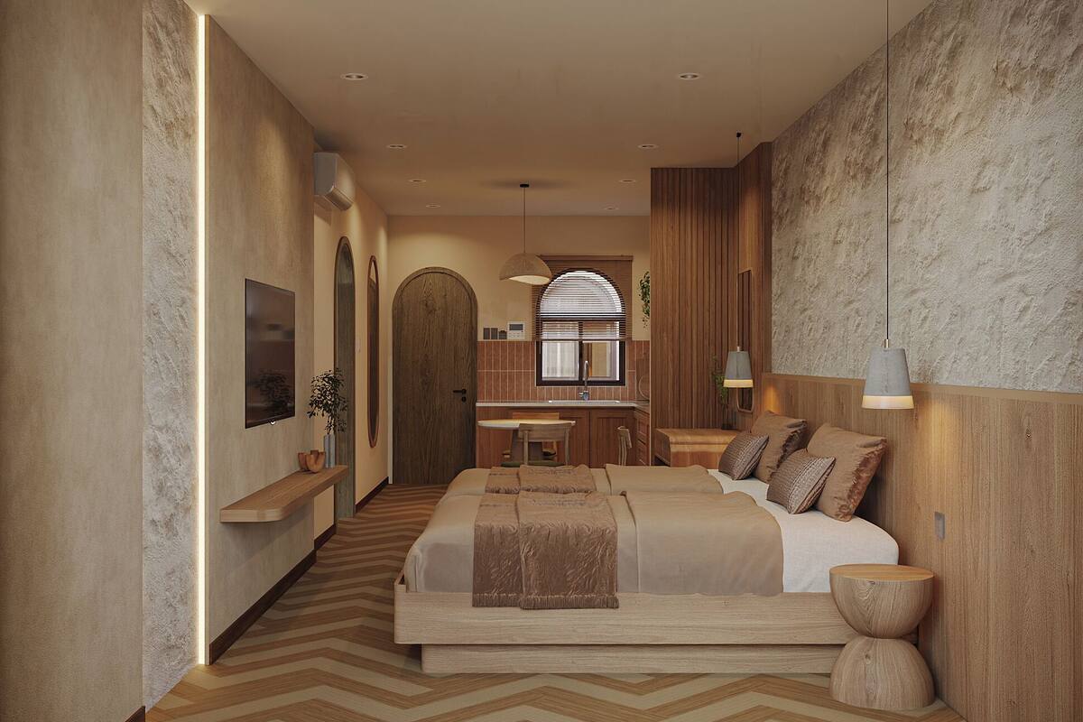 Een moderne slaapkamer met een groot bed, een houten hoofdbord, een nachtkastje en een bijzettafeltje.
