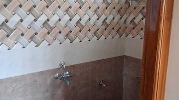 Deluxe Apartment | Bathroom | Shower, towels, soap, shampoo