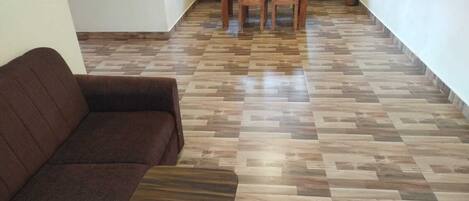 Een 32-inch flatscreentelevisie met kabelzenders