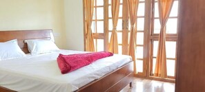 Premium bedding, desk, free WiFi, bed sheets - Aristo Clouds King Suite (Kodaikanal)