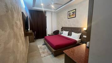 Deluxe Room | Egyptian cotton sheets, premium bedding, memory foam beds, desk