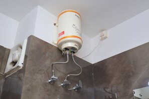 Deluxe Room | Bathroom | Shower, rainfall showerhead, free toiletries, towels - Pacific Inn Paonta Sahib (Paonta Sahib)