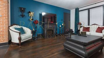 Smart TV, fireplace, stereo