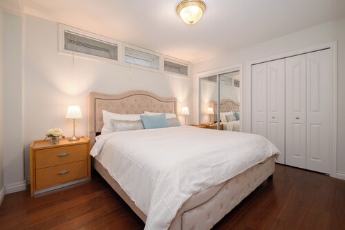 Comfort 2-BR Suite in Arbutus – Private Entrance