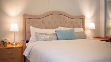 Tabla de planchar con plancha, wifi y ropa de cama