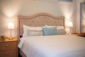 Tabla de planchar con plancha, wifi y ropa de cama