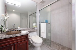 Secador de pelo, toallas, jabón, papel higiénico