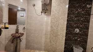 Free toiletries, hair dryer, bathrobes, slippers - Hotel Silky Palace (New Delhi)