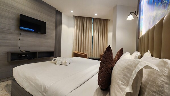 Deluxe Tek Büyük Yataklı Oda, Şehir Manzaralı | Odada kasa, masa, dizüstü bilgisayar çalışma alanı, ses yalıtımı 