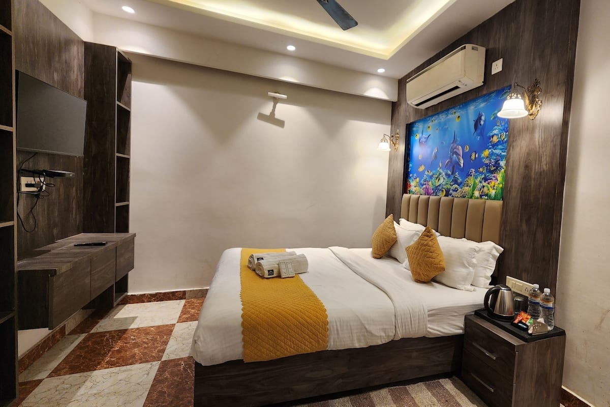 Standard Double Room | In-room safe, desk, laptop workspace, soundproofing