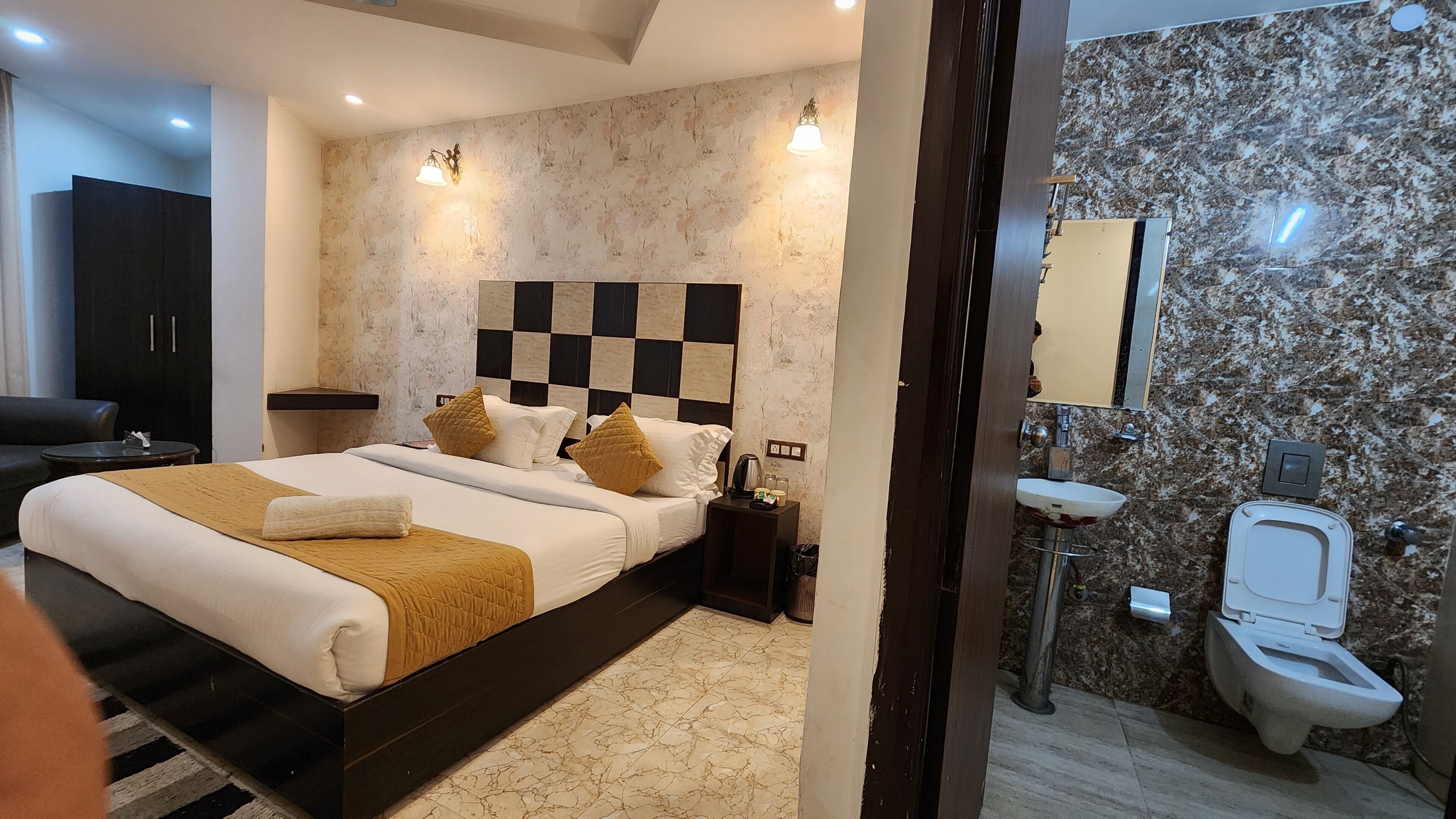 标准双人房 | 客房内保险箱、办公桌、笔记本电脑工作区、隔音