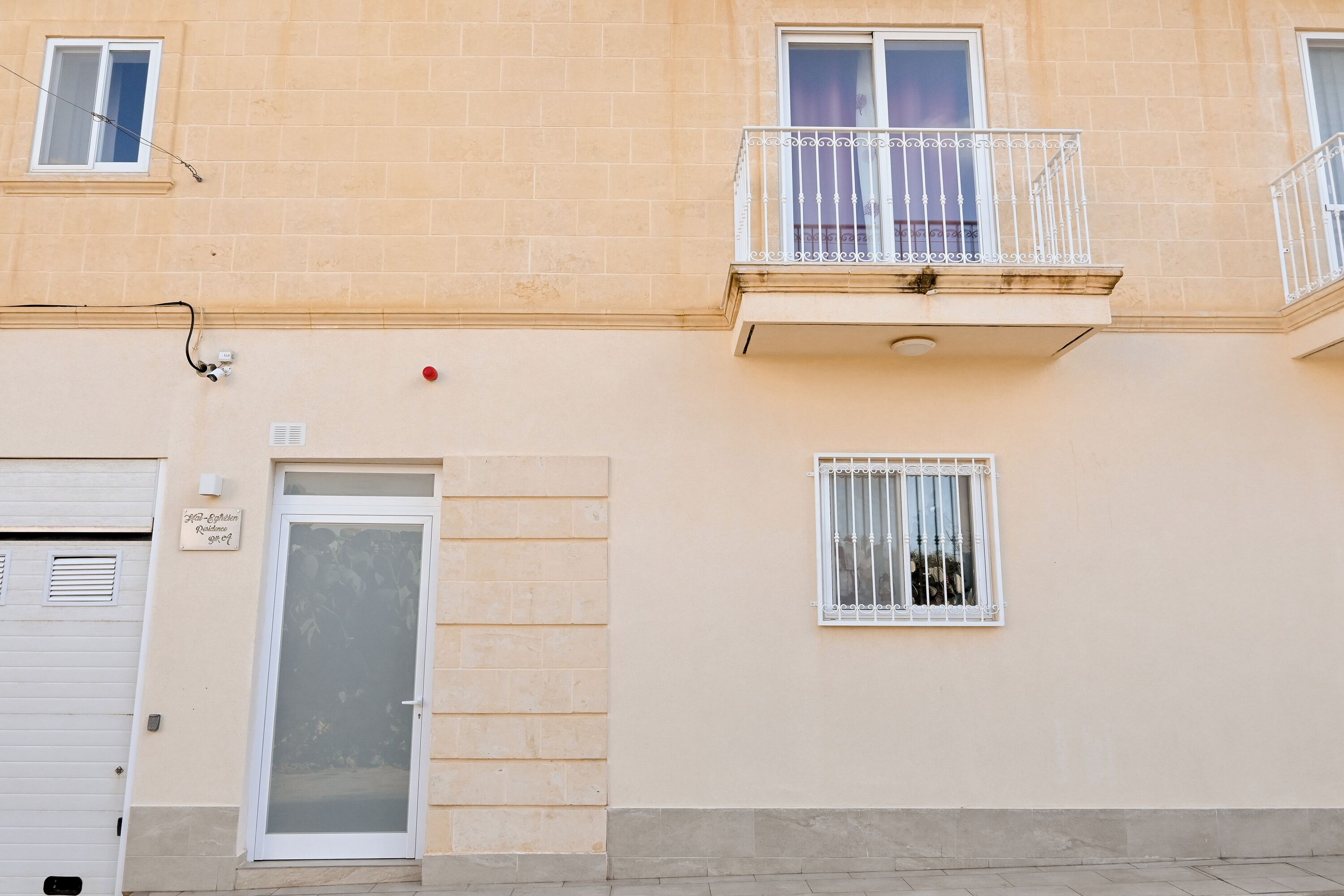 شقة عائلية - غرفتا نوم - بحمامين (A Sunny Bay View + shared pool Gozo) | المنشأة من الخارج