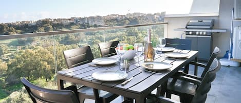 패밀리 아파트, 침실 2개, 욕실 2개 (A Sunny Bay View + shared pool Gozo) | 야외 식당