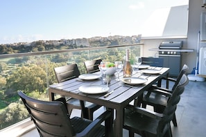 Outdoor dining - Seaview Pool and Modern Apart Gozo (Xaghra)