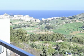 Appartamento familiare, camere multiple, 2 bagni (Sunny Bay View + shared pool Gozo) | Esterni