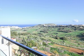 Apartamento familiar, varias habitaciones, 2 baños (Sunny Bay View + shared pool Gozo) | Exterior
