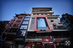 Deluxe Twin Room, City View | Bathroom | Shower, hair dryer, towels, soap - Hotel De Universal (Kathmandu)