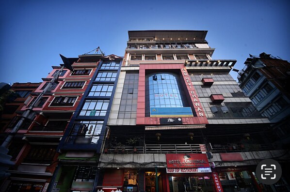 Deluxe-Zweibettzimmer, Stadtblick | Badezimmer | Dusche, Haartrockner, Handtücher, Seife