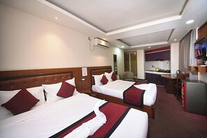 Familienapartment, Stadtblick | Schreibtisch, laptopgeeigneter Arbeitsplatz, kostenloses WLAN