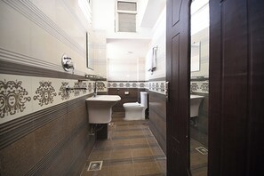 Deluxe-Einzelzimmer | Badezimmer | Dusche, Haartrockner, Handtücher, Seife