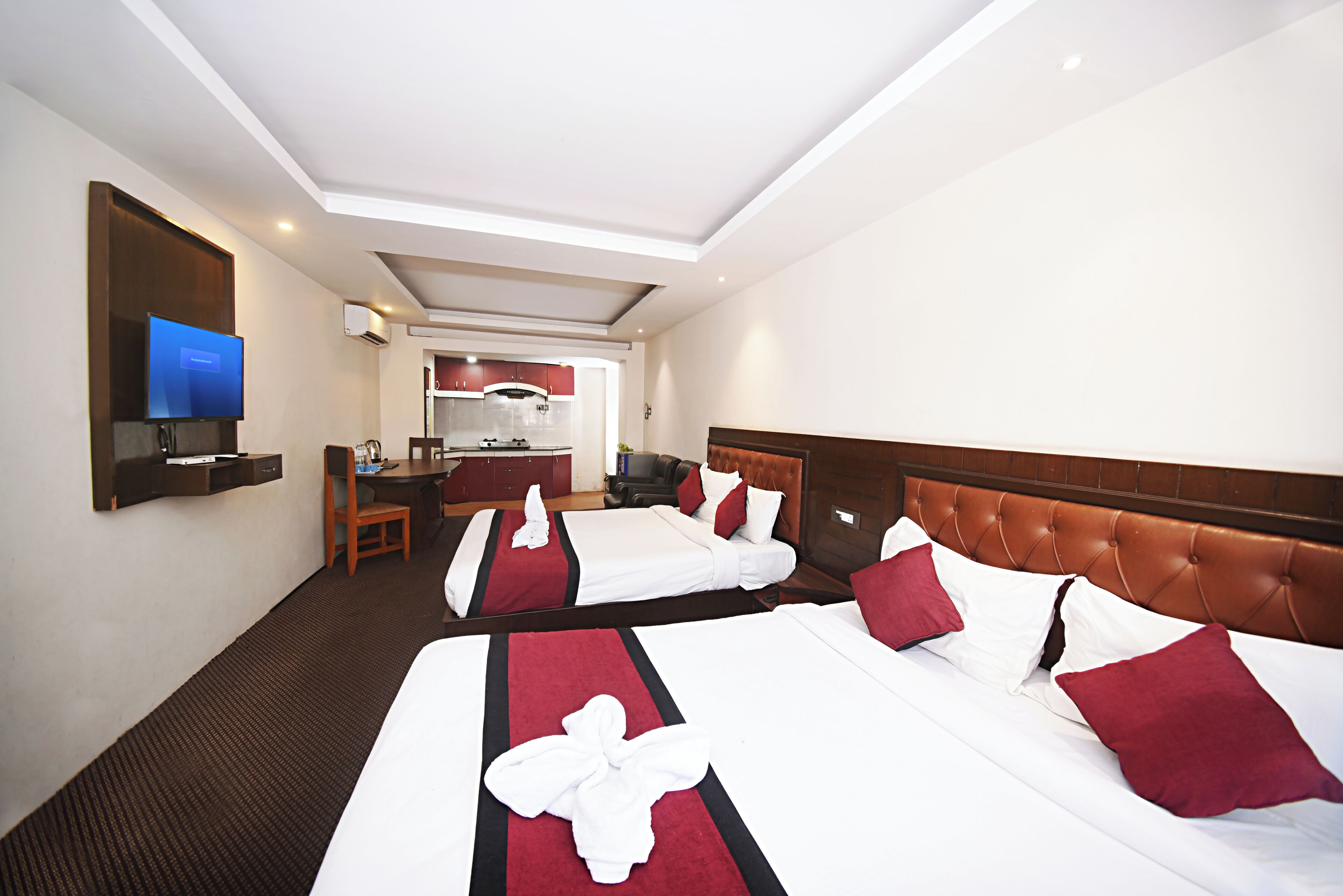 Deluxe Twin Room, City View | Desk, laptop workspace, free WiFi