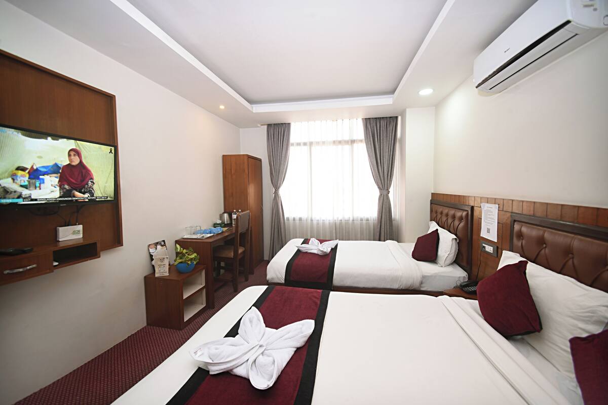 Deluxe Twin Room, City View | Desk, laptop workspace, WiFi (free)