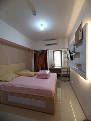 Basic Studio, Balcony, Bay View | Premium bedding, desk, laptop workspace, WiFi - Gatotkaca Hotels (Surabaya)