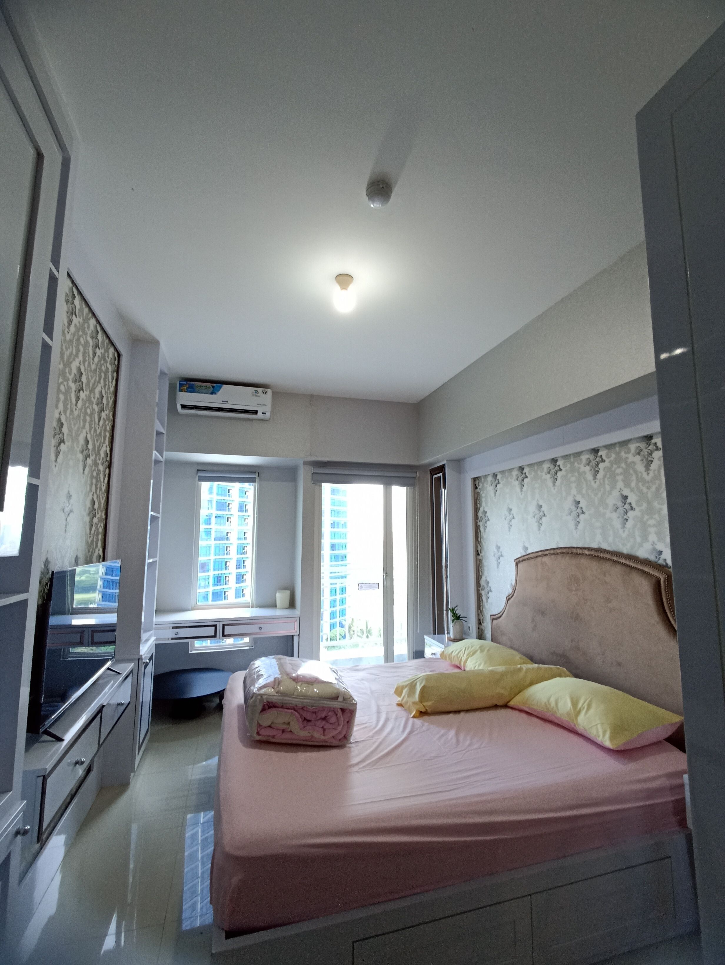 基础开间, 阳台, 海湾景观 | 办公桌、笔记本电脑工作区