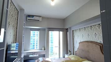 Basic Studio, Balcony, Bay View | Desk, laptop workspace