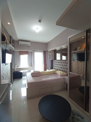 Basic Studio, Balcony, Bay View | Desk, laptop workspace - Gatotkaca Hotels (Surabaya)