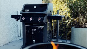 En grill och en eldstad på en uteplats.