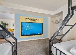 8 makuuhuonetta, työpöytä, silitysrauta/-lauta, vauvan matkasänky