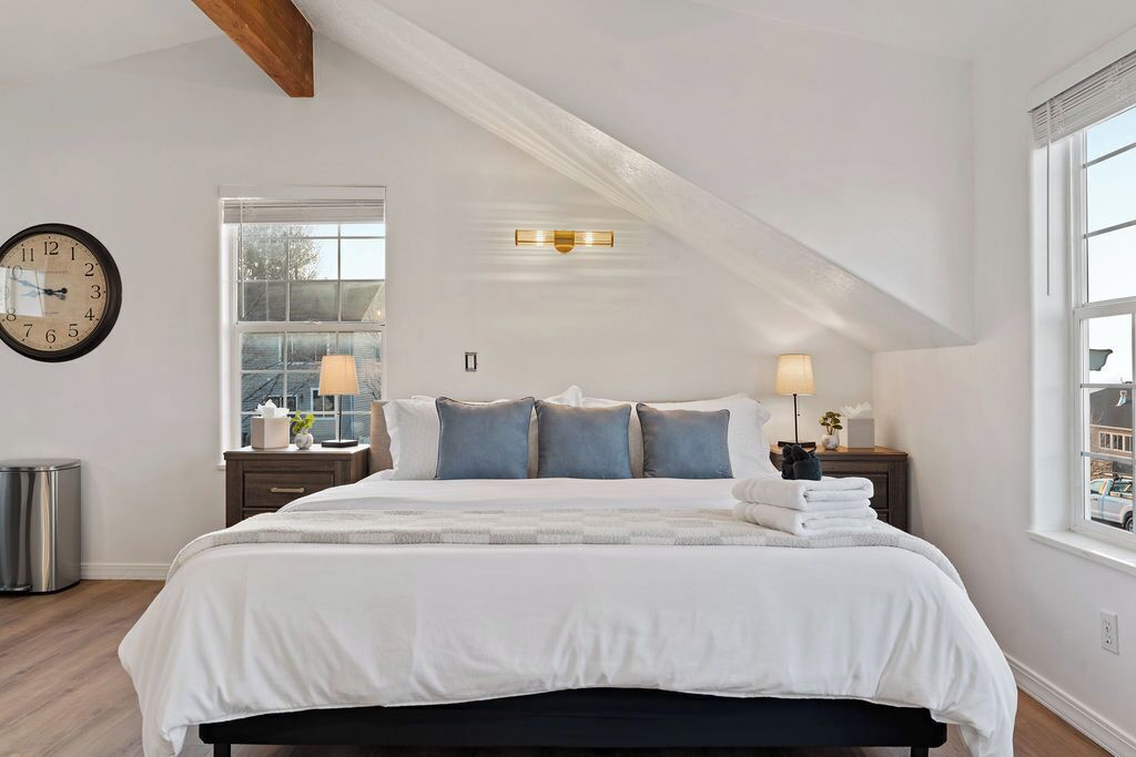 8 chambres, bureau, fer et planche à repasser, lit parapluie