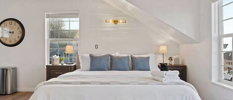 8 chambres, bureau, fer et planche à repasser, lit parapluie