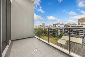 Property grounds - Modern 2BR Stay – Walk to Cafés & Transport (Waterloo)