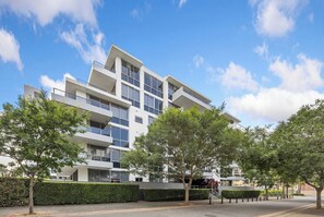 Exterior - Modern 2BR Stay – Walk to Cafés & Transport (Waterloo)