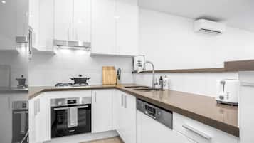 Kühlschrank, Mikrowelle, Ofen, Herdplatte