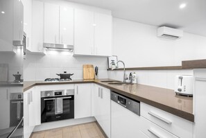 Fridge, microwave, oven, stovetop - Modern 2BR Stay – Walk to Cafés & Transport (Waterloo)