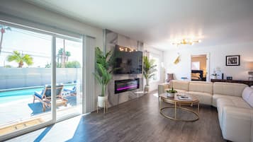 Televisión y chimenea