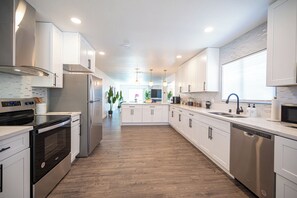 Microwave, oven, stovetop, dishwasher - SPACIOUS 5*Villa/Strip/POOL/CHEF Kitchen/Office (Las Vegas)