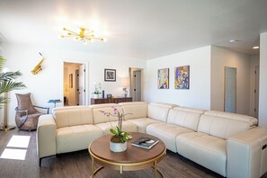 TV, fireplace - SPACIOUS 5*Villa/Strip/POOL/CHEF Kitchen/Office (Las Vegas)