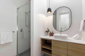 Shower, hair dryer, towels - Northshore Luxe Pool House Glenelg North (Glenelg North)