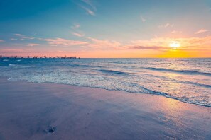 Beach nearby - Northshore Luxe Pool House Glenelg North (Glenelg North)