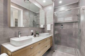 Shower, hair dryer, towels - Northshore Luxe Pool House Glenelg North (Glenelg North)