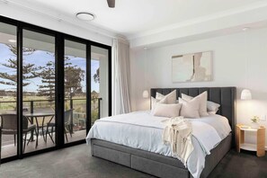 Desk, iron/ironing board, travel cot, WiFi - Northshore Luxe Pool House Glenelg North (Glenelg North)
