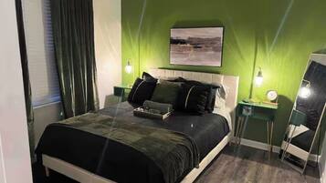 Tabla de planchar con plancha, wifi y ropa de cama