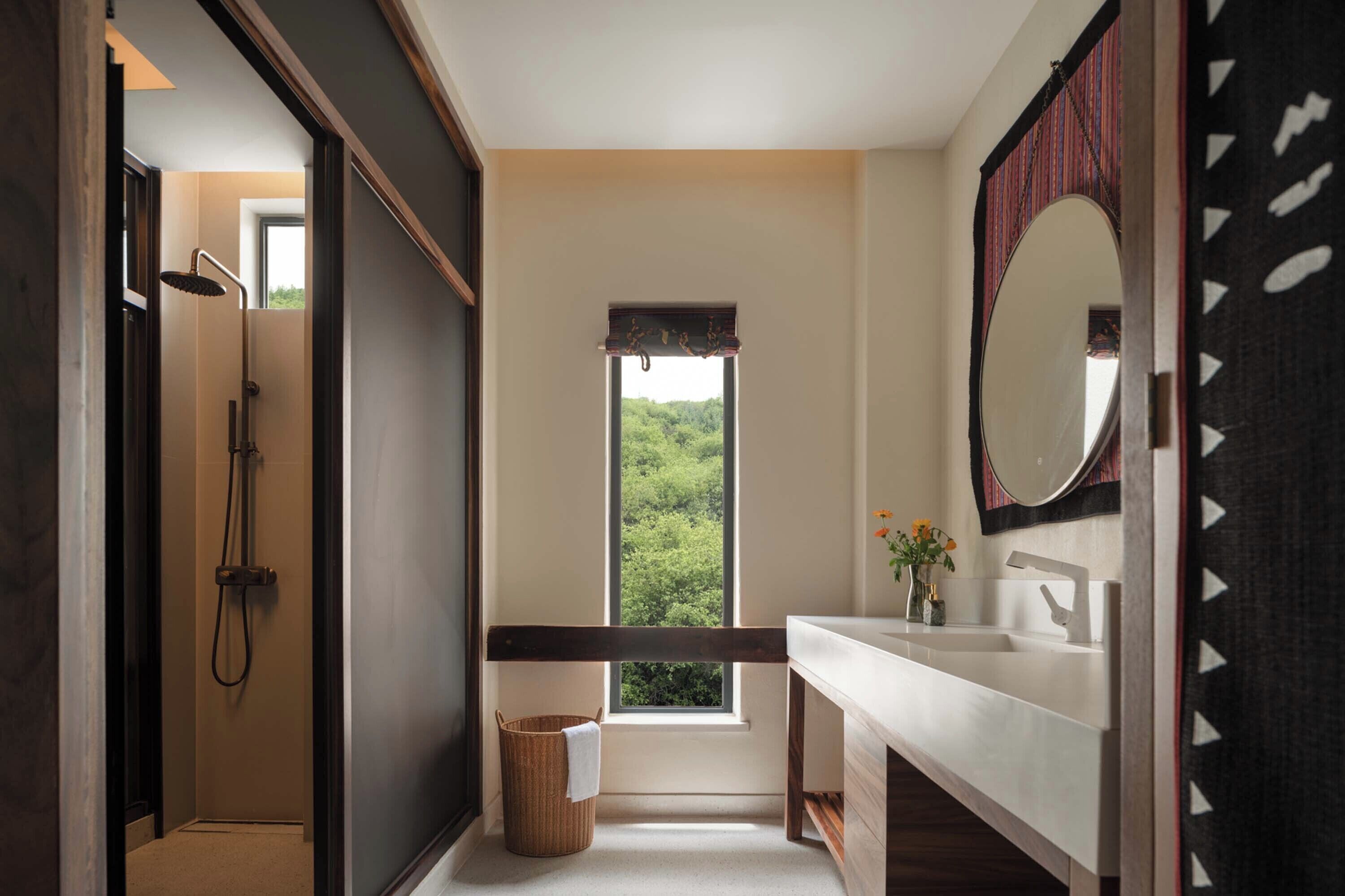 Comfort tweepersoonskamer, uitzicht op bergen | Badkamer | Gratis toiletartikelen, een haardroger, badjassen, pantoffels