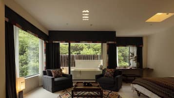 Superior-Zweibettzimmer, Bergblick | Minibar, Schreibtisch, laptopgeeigneter Arbeitsplatz